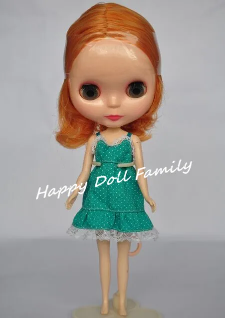 

nude Blyth doll of 2008 version, color of eyechip and makeup on face are random, mixed green color hair, white in Apricot hair