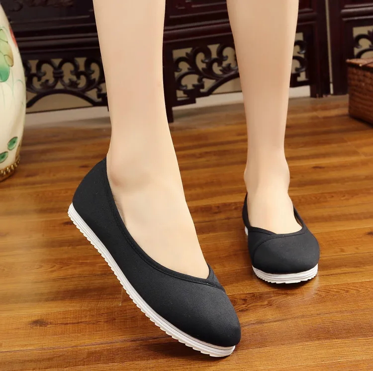 Медицинская обувь для медсестры тканевая Женская парусиновая обувь; сандалии; нескользящая летняя дышащая обувь с вышивкой из мультфильмов; белая резиновая обувь - Цвет: Черный