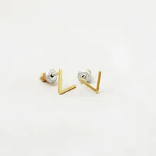 Модные серьги-заклепки "V", символические серьги-гвоздики "V" для женщин