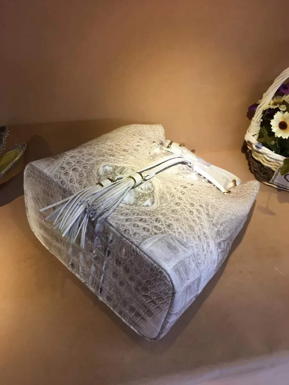 Рисунок 5 - Женская сумка-мешок из крокодиловой кожи