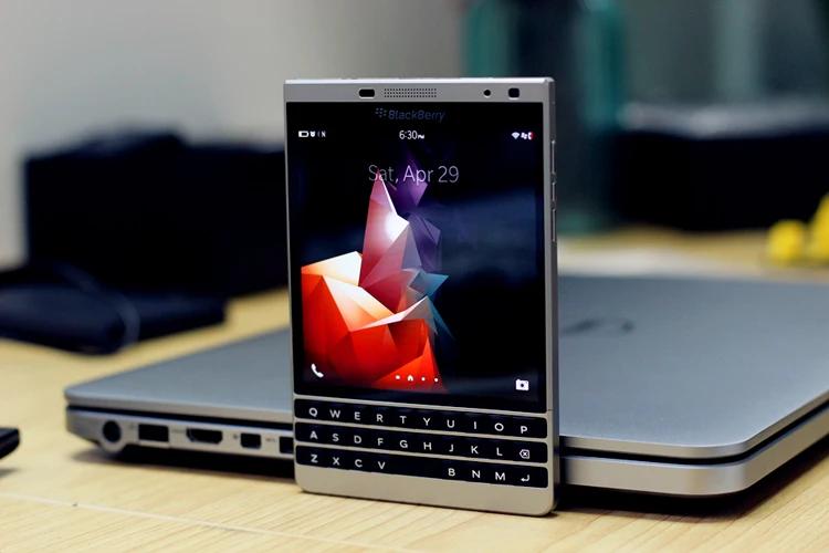 Мобильный телефон BlackBerry Q30 Passport Silver Edition, 3 ГБ ОЗУ, 32 Гб ПЗУ, камера 13 МП, разблокированный серебристый цвет