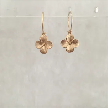 

SWEET GIRLY GOLD COLOR FLOWER CHARM SMALL HOOP EARRING FOR WOMAN GIRL