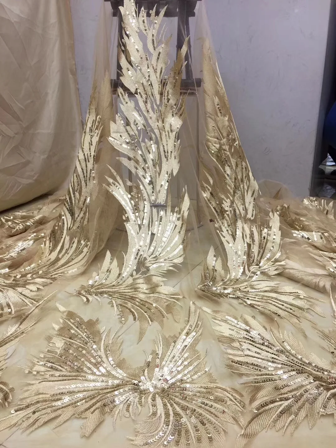 

Beautifical Gold french lace fabrics for dress Latest gold sequins net lace embroidery 5yards/lot nigerian lace fabric ML1N818