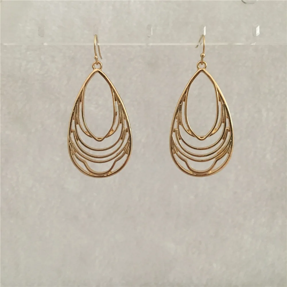 

TRENDY GOLD COLOR WITH IRREGULAR DROP EARRING FOR WOMAN