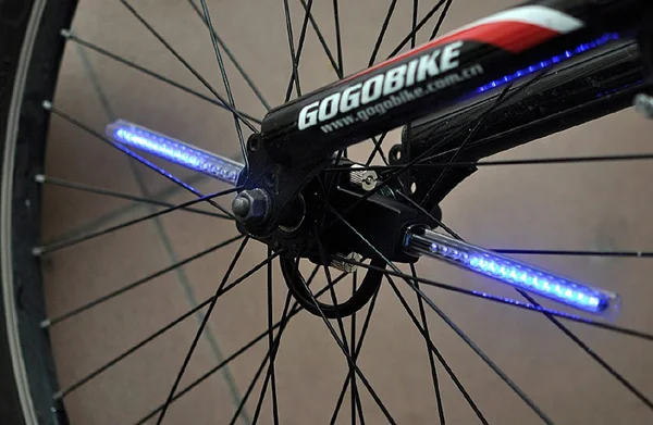 

LED Smart Bike Bicycle Light Colorful Wheel Spoke Light Programmable Wireless Custom Message Light Lamp Pattern bicicleta DZ50