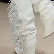 Новые модные зимние женские сапоги до колена из замши с кисточками; сапоги на танкетке с бахромой; мотоциклетные высокие сапоги на платформе