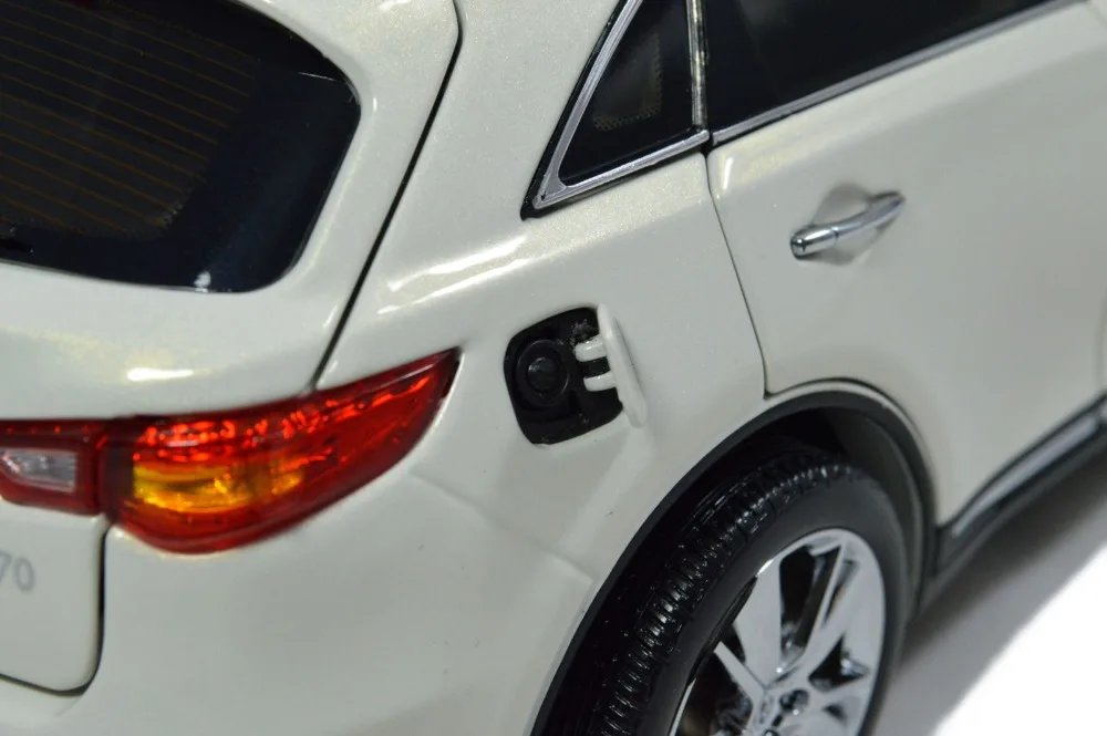 Infiniti-QX70-2014-W-14