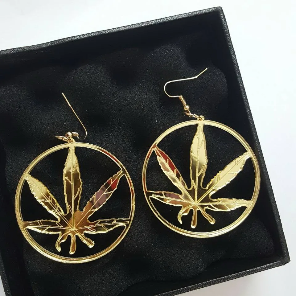 

Trendy Gold Color Hemp leaf leaves Acrylic Earrings For Women Hyperbole Nightclub Unique big Round Hiphop earrings E18031