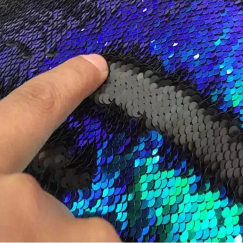 Подушка с блестками меняет цвет. Ткань меняющая цвет. Бумага меняющая цвет. Ткань которая меняет цвет. Шарф луи виттон зеленый.