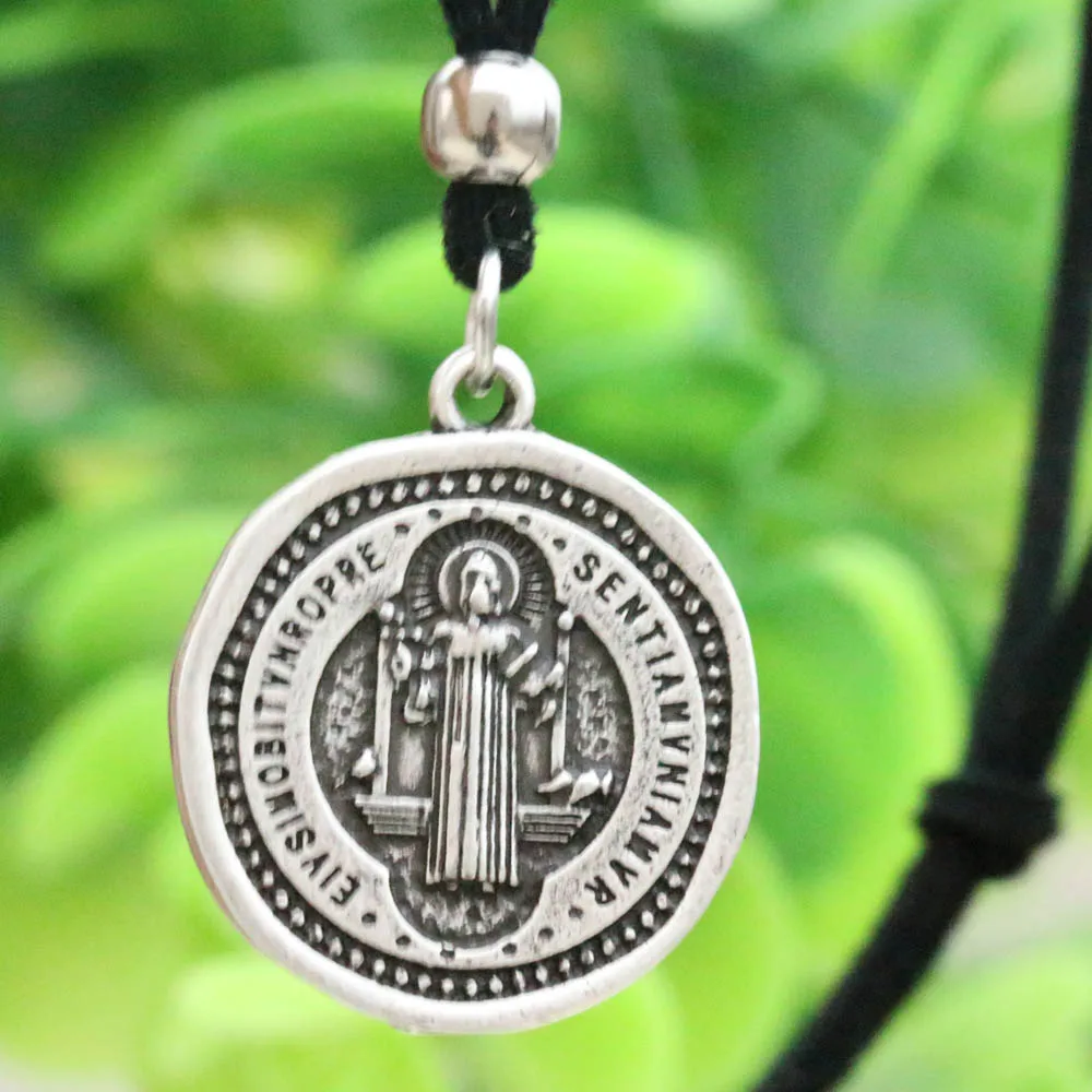 медальоны святых. святой амулет. медаль святого христофора. медальон николая чудотворца золотой. медальоны святых.