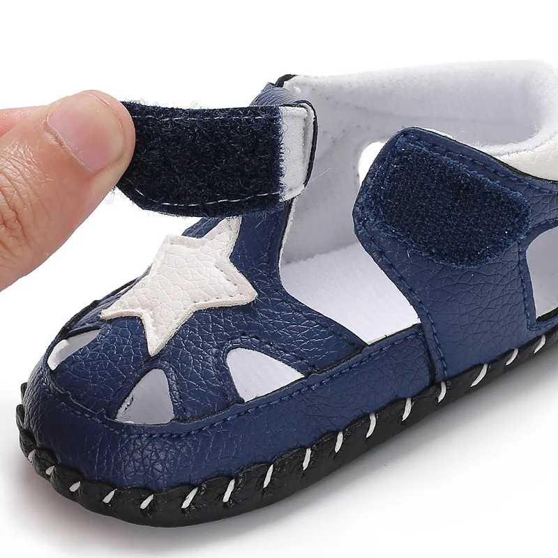Вырастить птенцов из искусственной кожи со звездой летняя одежда для маленьких мальчиков; босоножки на полой подошве с мягкой подошвой; обувь для малышей-мальчиков, для новорожденных изделия для малышей; Возраст от 0 до 18 месяцев
