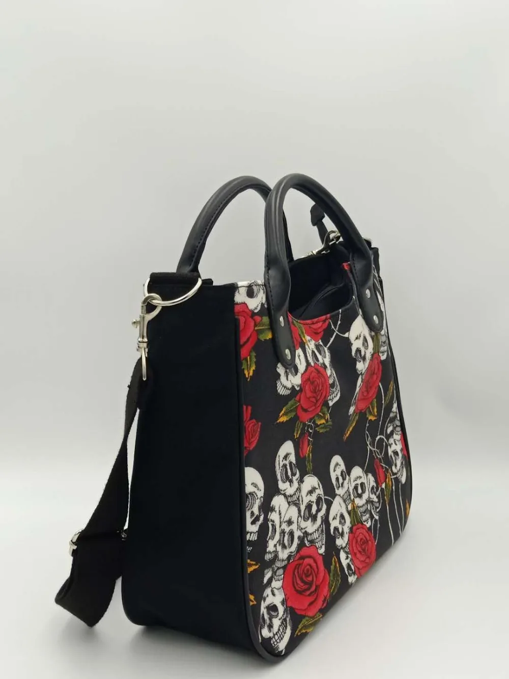 Готическая сумка на плечо со скелетом черепами и розами; сумки в стиле ужасов; Специальный дизайн; сумки на плечо; сумка на Хэллоуин