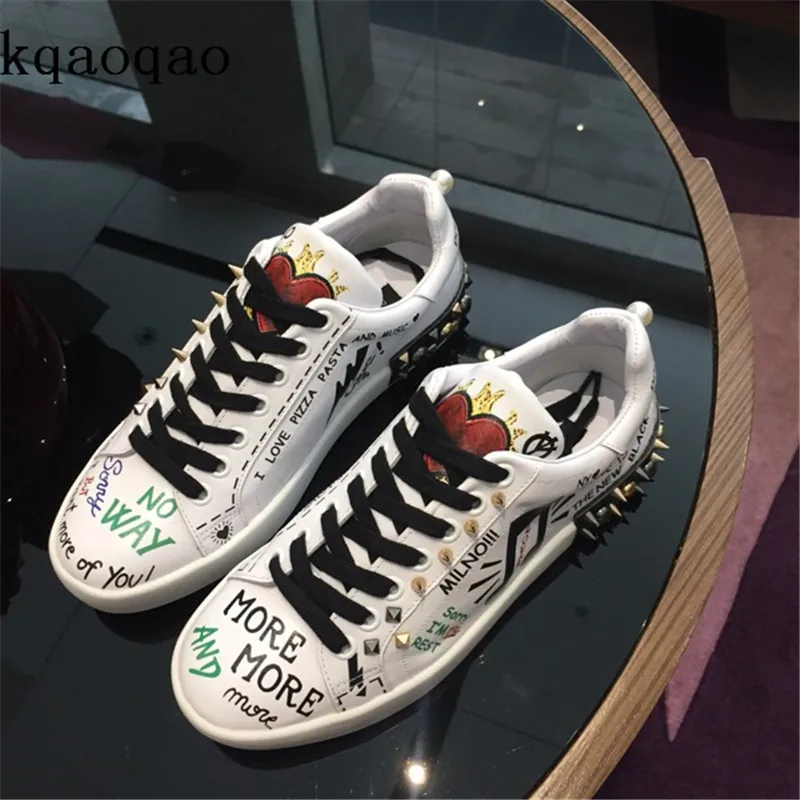 

Hot New 2018 Graffiti Shoes Woman Casual White Flats Designer Espadrilles Rivets Flats Note Woman Shoes Punk Zapatos Mujer