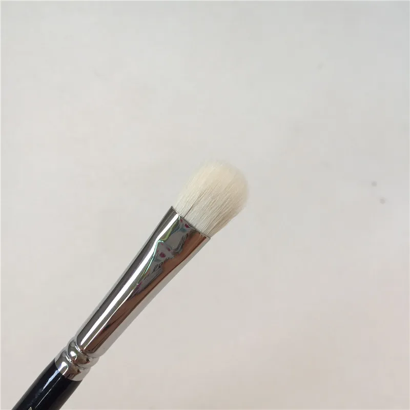 Zoeva 232 LUXE CLASSIC SHADER Eye Brush _ 3