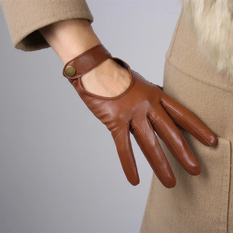 Women'S Touch Screen Leather Gloves Sheepskin Locomotive Showing The Back Of The Hand Brown Short Dark Button Silky Nylon Lining Women'S Touch Screen Leather Gloves Sheepskin Locomotive Showing The Back Of The Hand Brown Short Dark Button Silky Nylon Lining
