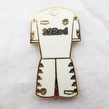 Индивидуальный дизайн, твердая эмаль, новейшие спортивные футболки, нагрудные булавки, Значки для футбольного клуба, золотое покрытие, номер 32, красный, без минимального заказа