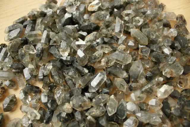 Черные бриллиантовые кварцевые необработанные одиночные двойные свертывающиеся кристаллы 100 г