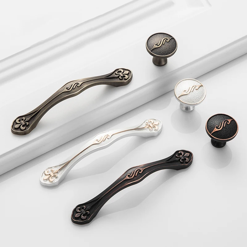 Antique Door Handles Vintage Doorknob Drawer Pulls European Retro Kitchen Cabinet Knobs and Handles Table Furniture Fittings