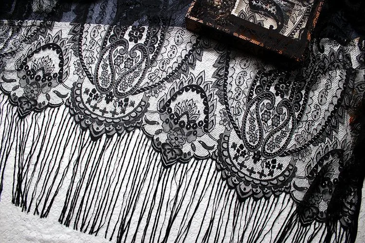 кружево с бахромой. кружевная бахрома на яйцах. тесьма с кисточками. кружевная бахрома. отделка платья кружевом.