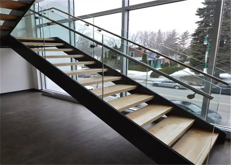 Escalera recta de acero al carbono galvanizado con barandilla de vidrio