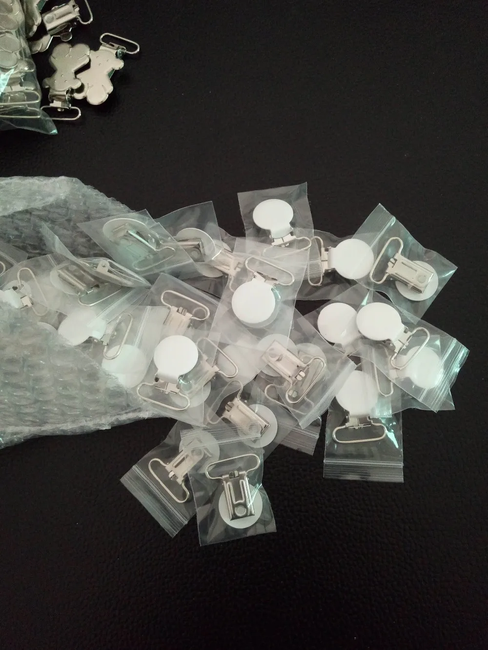 suspender clips