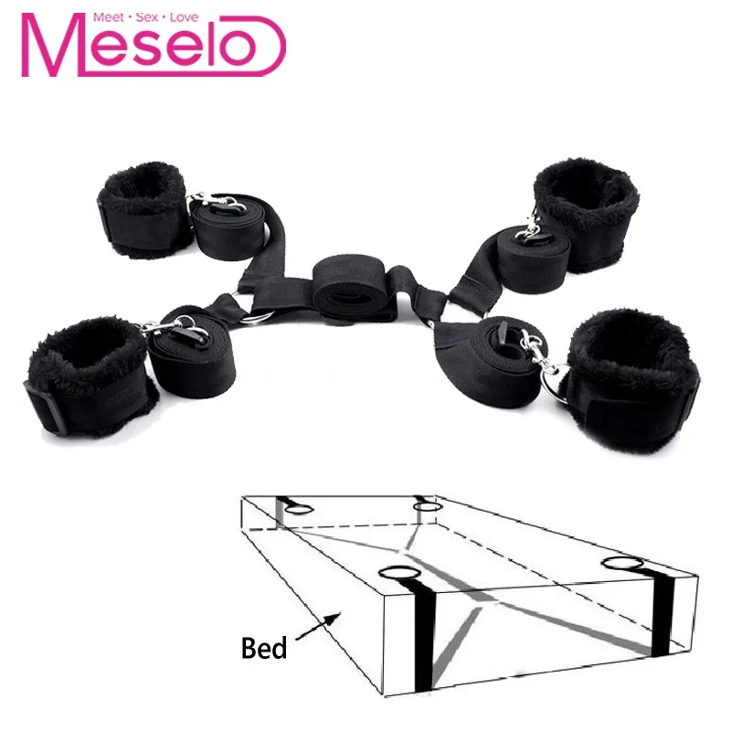 Günstige Meselo 1 Set bdsm Bondage Strap Manschetten Plüsch Unter Bett Harness Strap Handgelenke Fußfesseln Erwachsene SM Sex Spielzeug für Paar Flirten