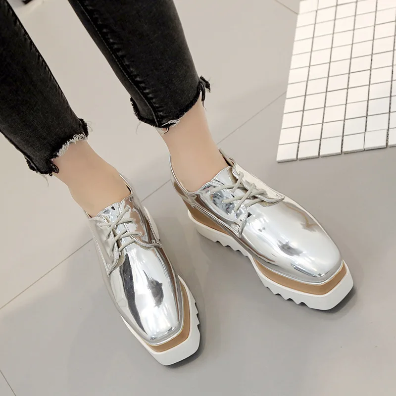Обувь на платформе из лакированной кожи; классические женские туфли с перфорацией типа «броги» серебристого цвета; Разноцветные эспадрильи; женские туфли-Дерби на толстой подошве; 119