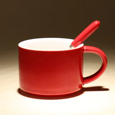 300 мл Европейская креативная красная кофейная чашка, кружка для молока, простая керамическая кружка, подарок для пары - Цвет: Red mug With Spoon