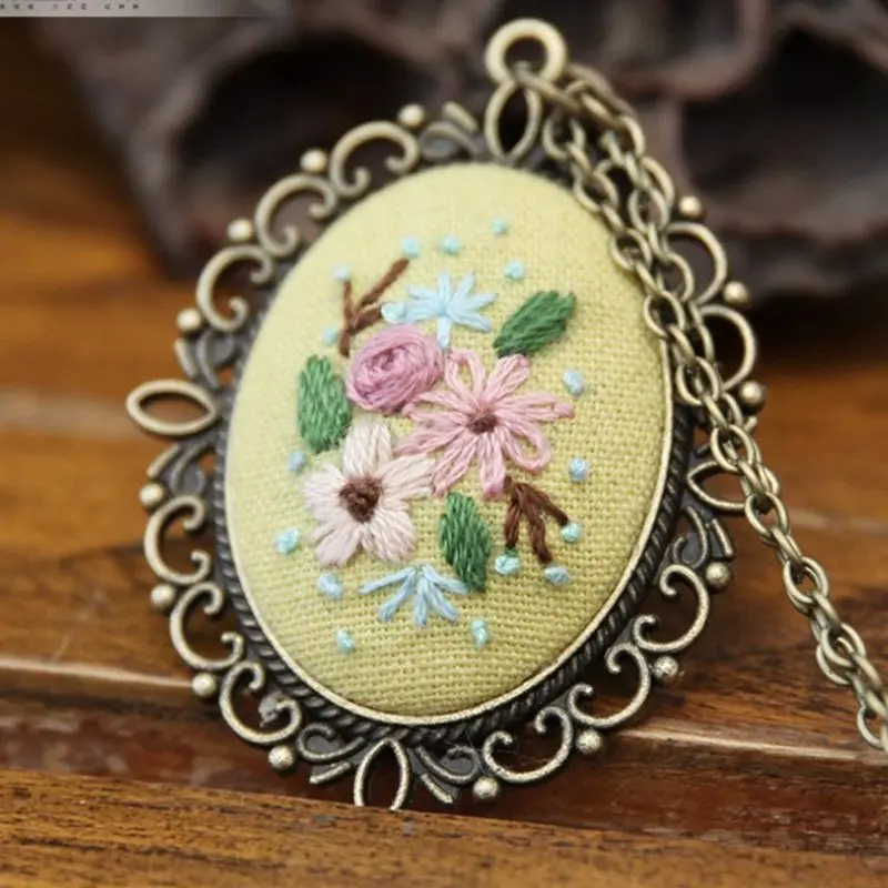 

DIY Pre-Printed Embroidery Beginners Set European Retro Needlework Floral Pattern Cross Stitch Kit with Embroidery Necklace Hoop