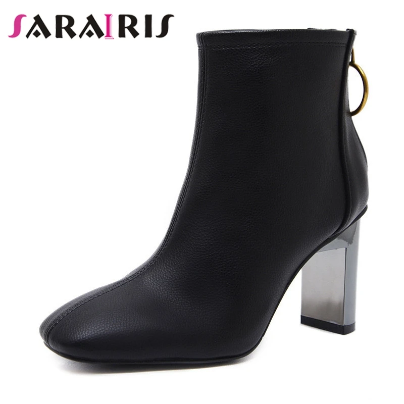 Kopen SARAIRIS 2019 Nieuwe Plein Hoge Hakken Vierkante Teen Zip Metalen Decoratie Schoenen Vrouw Casual Herfst Winter Enkellaars Zwart