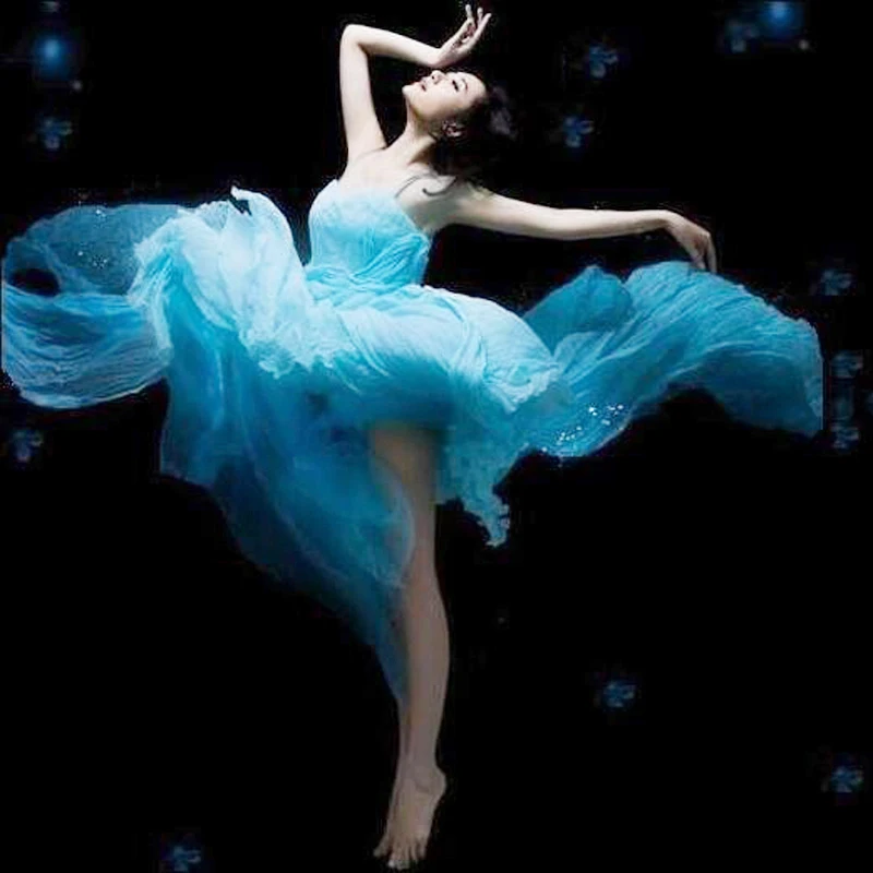 девушки танцующие в воде. девушки танцующие в воде. ватер дэнс. девушка в красивом платье под водой. девушки танцующие в воде.