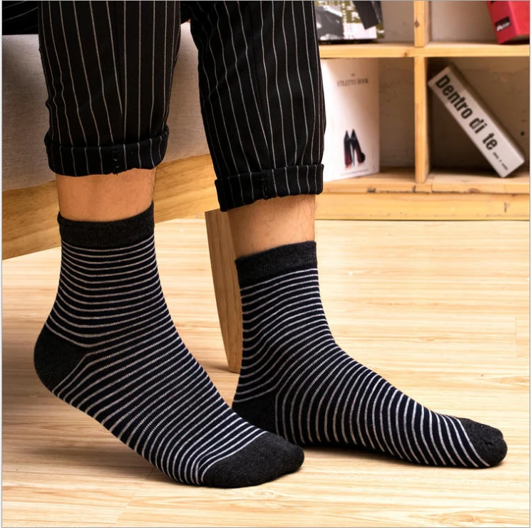 

1 pair New Design Autumn Winter 100% Cotton Elegant Stripe Multicolour Socks Men Value Assorted