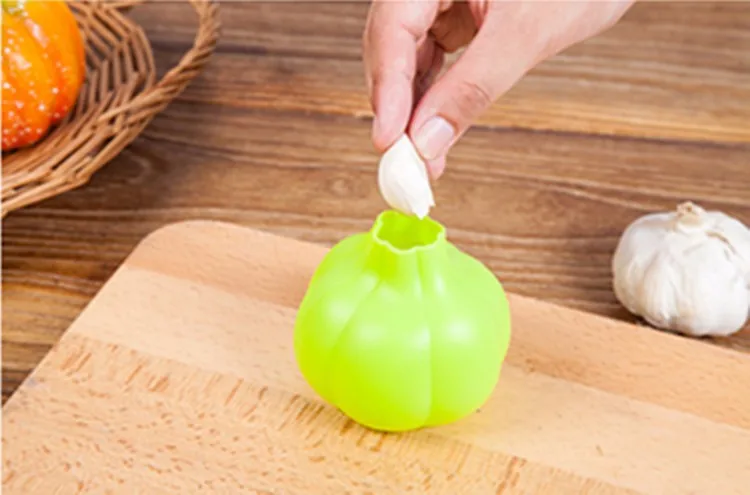 чеснок очищают от кожуры. прибор для чистки чеснока. чистка организма чесноком. силиконовый мешочек для чистки чеснока. чеснок.