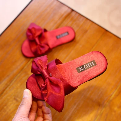 Тапочки для девочек г. Новая Летняя шелковая обувь с бантом милые тапочки принцессы с большим бантом на плоской подошве, однотонные, розовые, красные, Размеры 26-36 - Цвет: Красный
