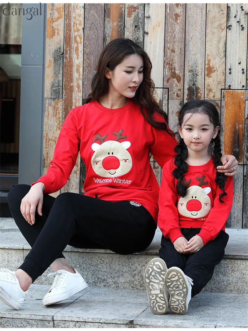 Одинаковая семейная Рождественская футболка с милым оленем; цвет красный, белый; шерстяная одежда в Корейском стиле для пар одинаковая семейная зимняя теплая одежда