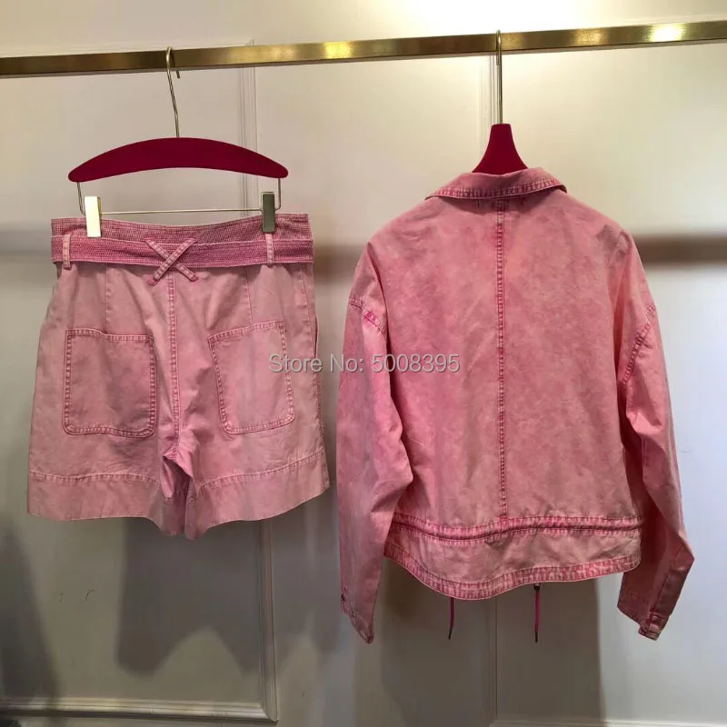 Розовая джинсовая куртка с эффектом потертости; двубортный воротник с лацканами на кнопках с заниженным плечом+ подходящие шорты с поясом