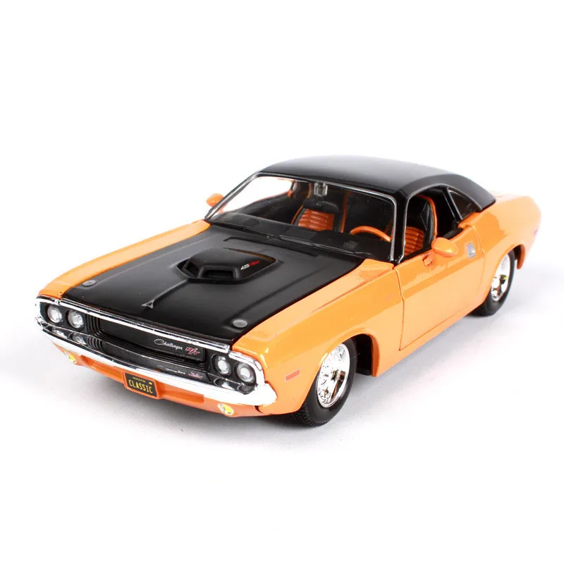 Модель модифицированного ретро автомобиля Dodge Challenger 1:24 2008 коллекционная и