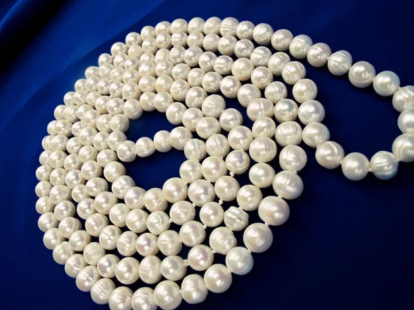 Пластмассовый жемчуг капля видной. Перламутровая капля. Как выглядит жемчужный агат фото. Магазин изумруд новокузнецк каталог изделий и цены бусы из жемчуга. Перламутровый круг.