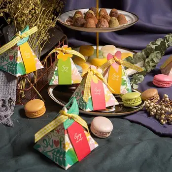 

100Pcs Creative Double-faced Flower Heart Leaves Triangular Pyramid Floral Wedding Favors Candy Boxes Party Gift Box Bomboniera