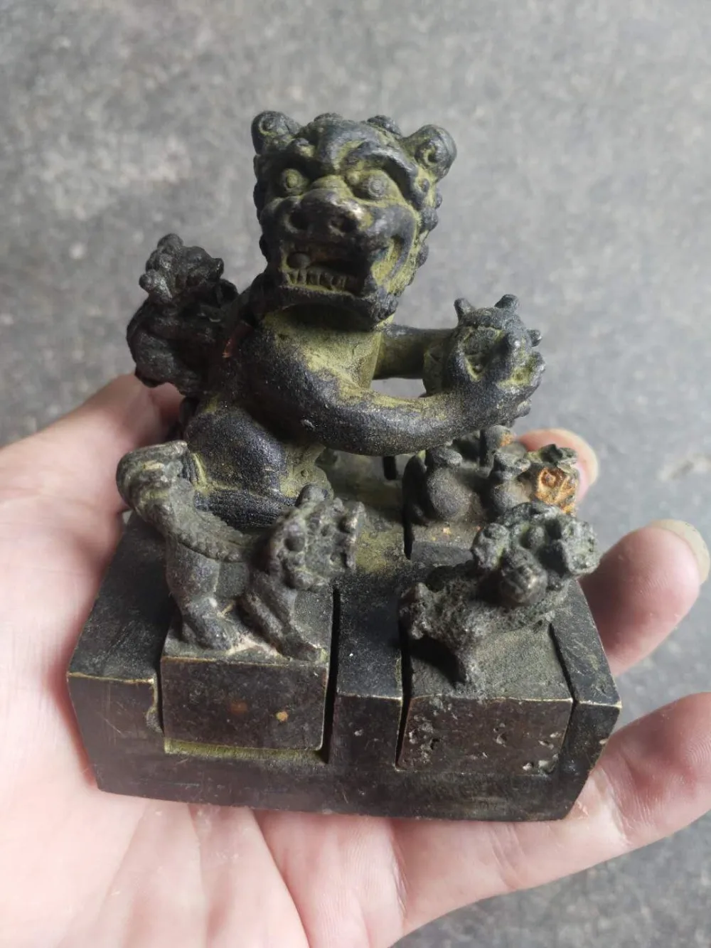 

Chinese Old Six Pieces Bronze Foo Dog Seals seal Statue