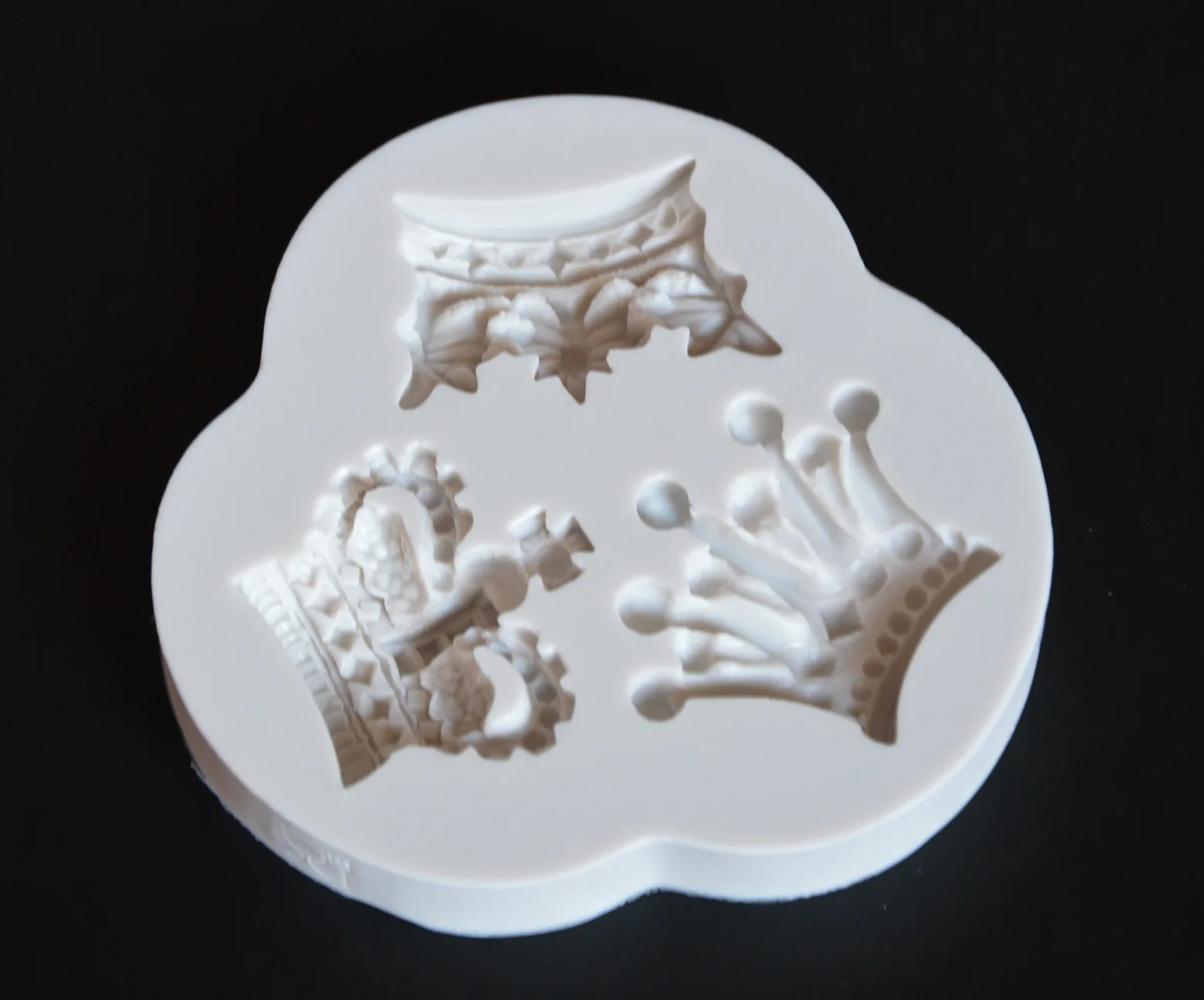 

1 pcs 3 even Crown Cake Mold Silicone 3D Crown Design Fondant Molds DIY Handmade Baking Crown Cake Decoration Moulds Tools H024