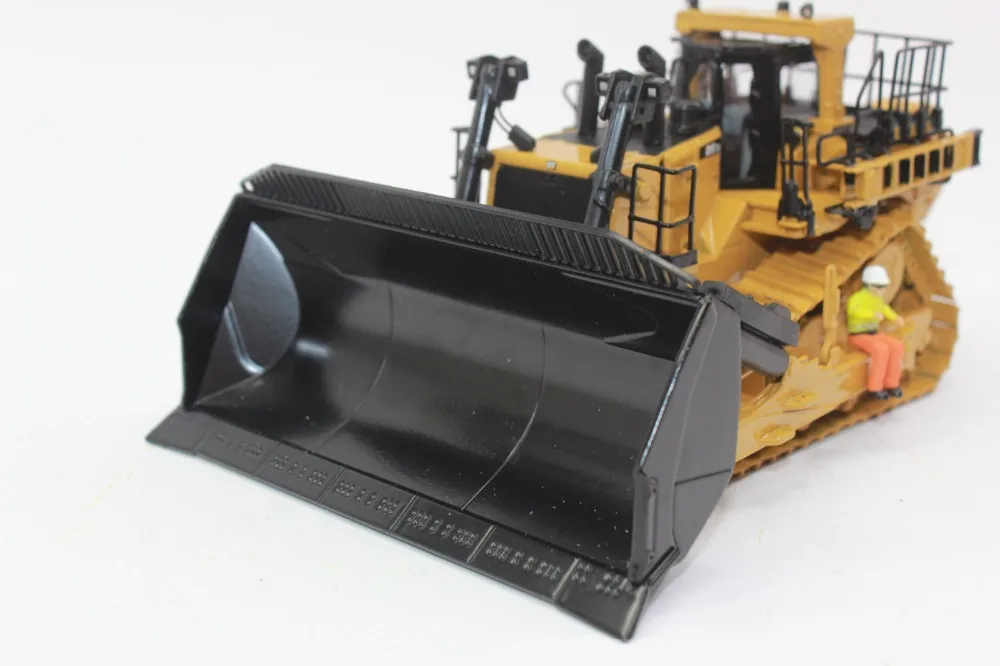 

Rare,Diecast Toy Model DM 1:50 Caterpillar Cat D11T CD Carry Dozer Vehicles Engineering Machinery 85567 for Boy Gift,Collection