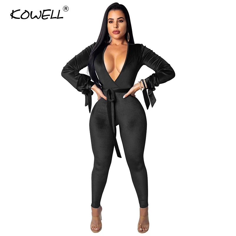 Женский комбинезон с глубоким v-образным вырезом и открытой спиной