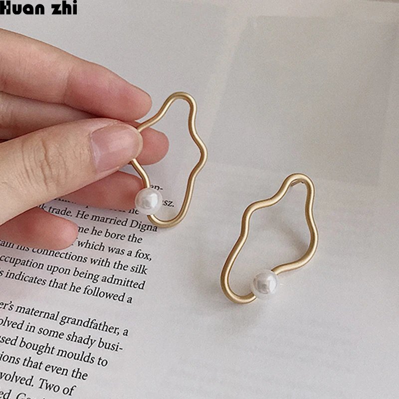

HUANZHI 2019 New Design Gold Matte Metal Geometric Irregular Openwork Map Shape Pearl Long Drop Earrings for Women Girl Party
