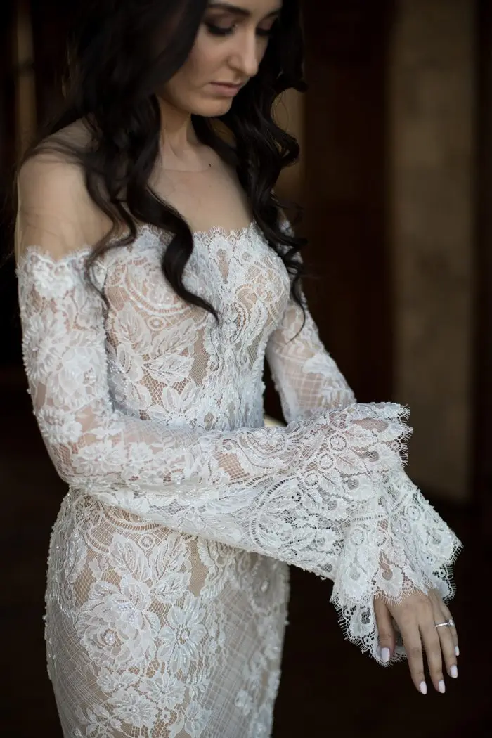 we-cant-decide-which-we-love-more-the-elegant-opulence-or-epic-views-in-this-malibu-rocky-oaks-wedding-katrina-jayne-13-700x1050