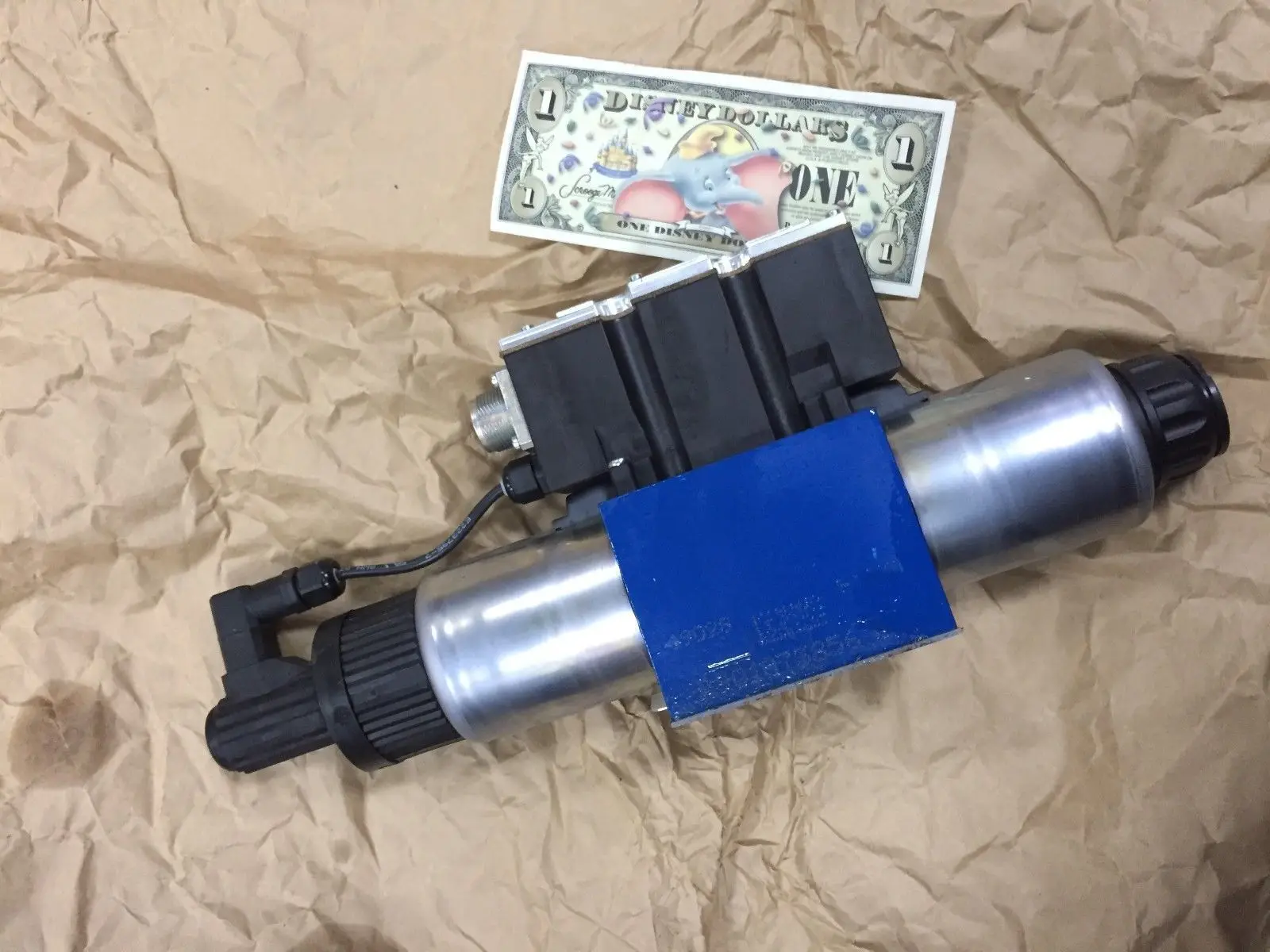 

4WREE10W25-22/G24K31/F1V NEW REXROTH VALVE 4WREE10W25-2X/G24K31/F1V R900953102