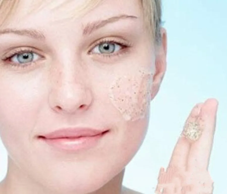 протирание лица льдом. увлажнение кожи. увлажненная кожа лица. здоровая кожа. увлажнение кожи лица.