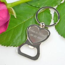 Персонализированные Свадебные сувениры 50 шт. сердце брелок открывалки для бутылок и 20 шт. компактные зеркала для женщин макияж зеркало на заказ Выгравированные названия