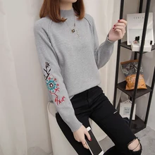 5686-Новинка; свитер с высоким воротником и вышивкой