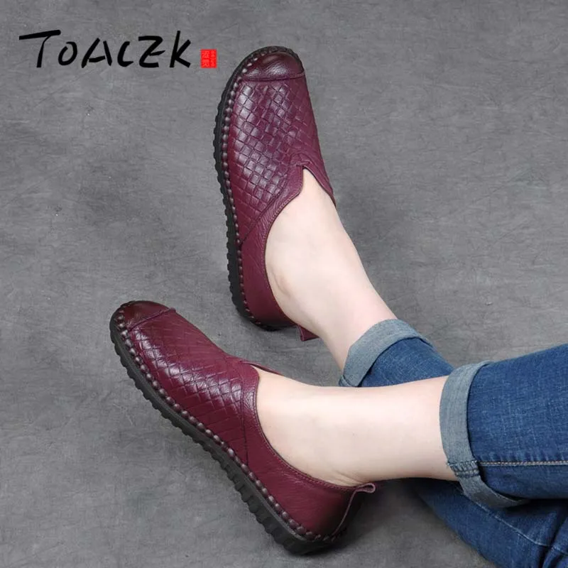 

Spring and autumn leather flat flat single shoes women's national style hand-knitted mother's shoes